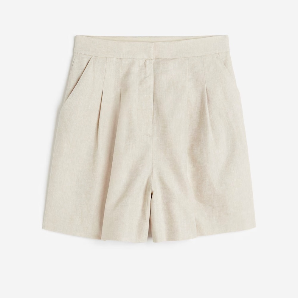 H&M High Waist Pleated Shorts in Light Beige